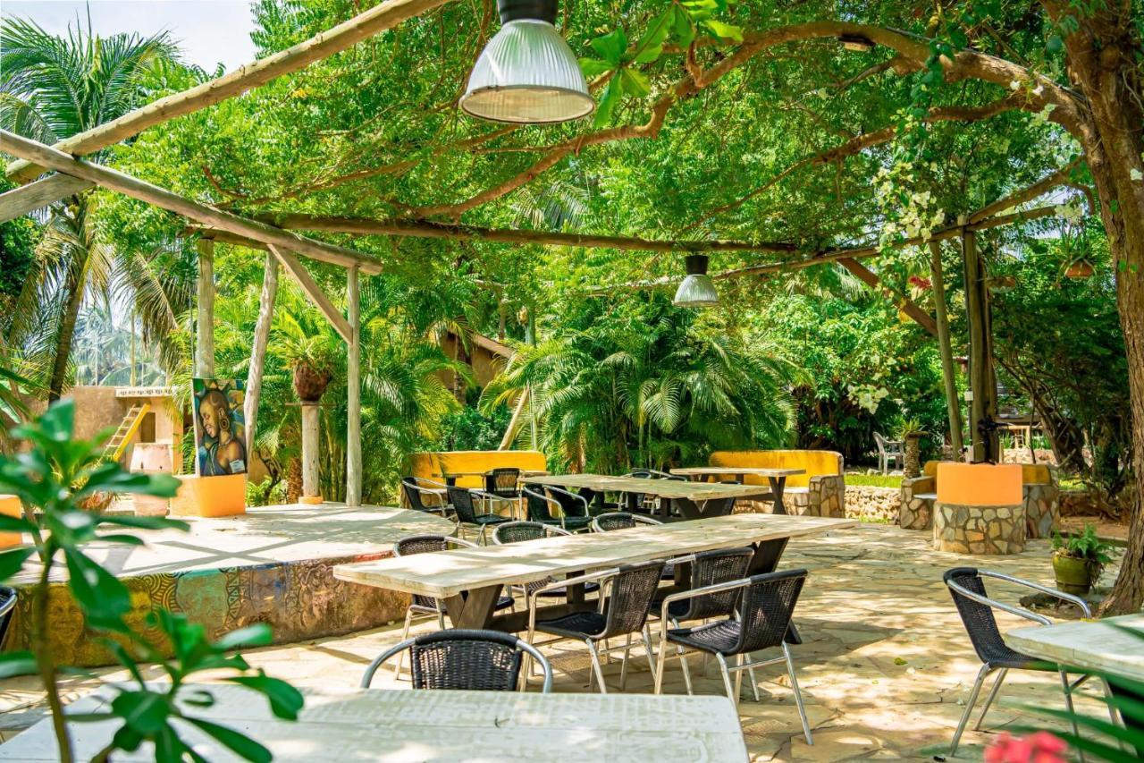 Kokrobite Gardens Restaurant And Guest House ภายนอก รูปภาพ