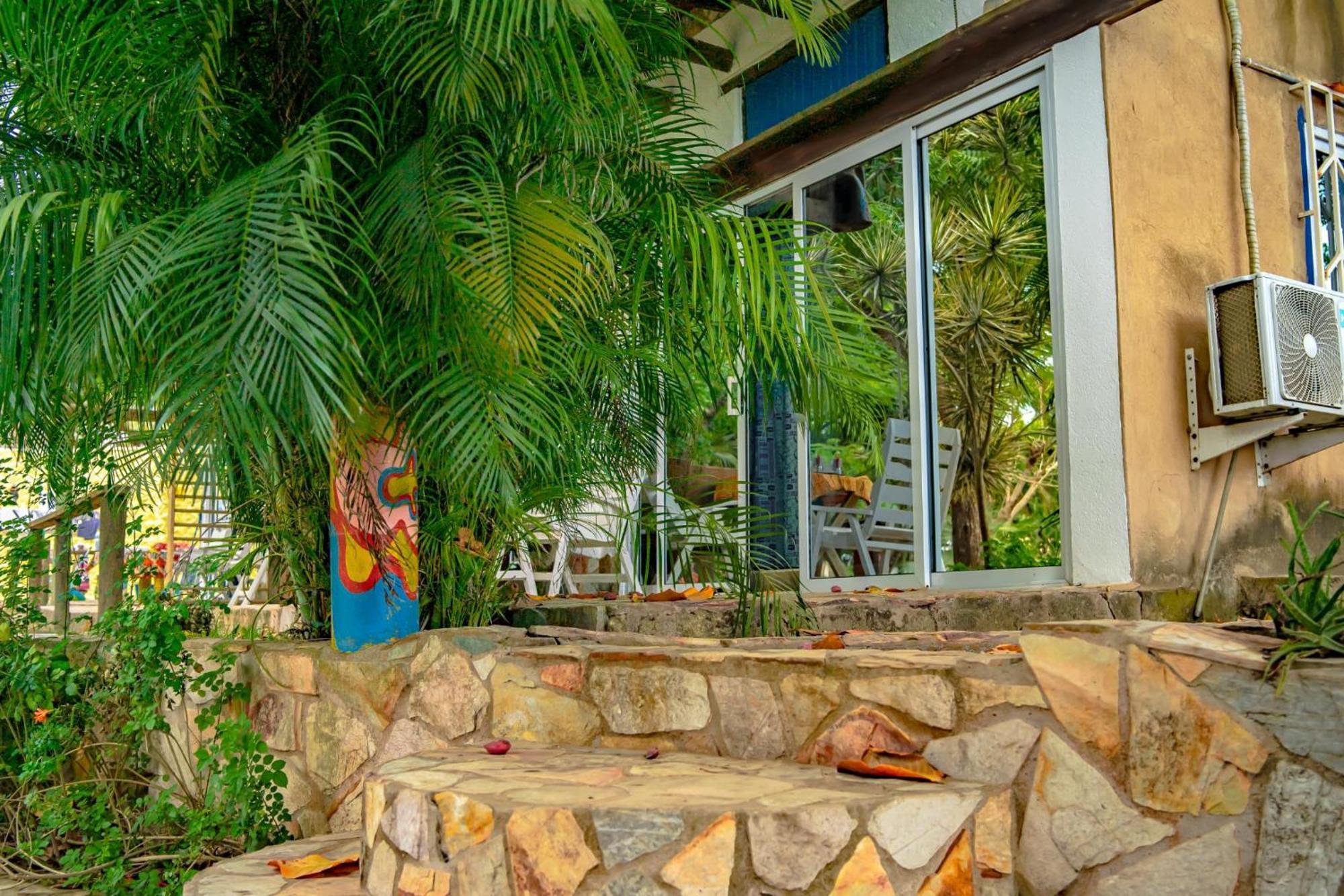 Kokrobite Gardens Restaurant And Guest House ภายนอก รูปภาพ